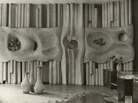 Dekoratīva keramikas siena aptiekā Audēju ielā Vecrīgā. 1968/1969.