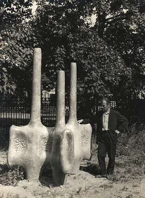 Andrejs Ķiģelis pie sava diplomdarba Mākslas akadēmijas dārzā. 1969.