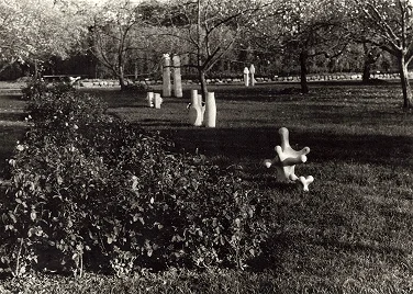 Andrejs Ķiģelis pie sava diplomdarba Mākslas akadēmijas dārzā. 1969.