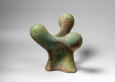 Andrejs Ķiģelis pie sava diplomdarba Mākslas akadēmijas dārzā. 1969.